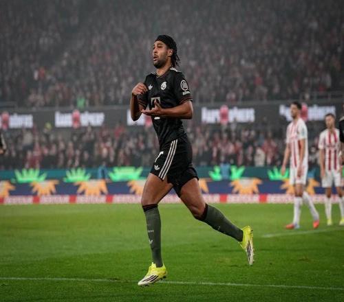 巴黎球迷与,拜仁球迷横,幅抗辩,金年会官网,金年会平台,金年会体育,金年会APP