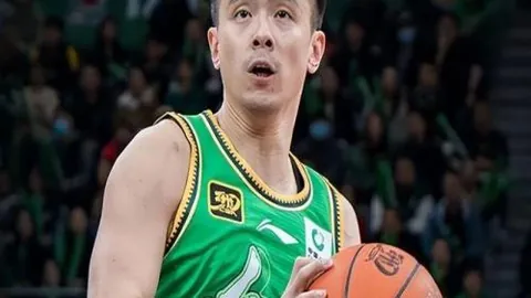 莱万戴帽助力巴塞罗那欧冠首战5-1横扫比尔森，费兰助攻添彩